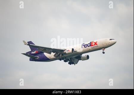 02.08.2023, Repubblica di Singapore, Singapore - Un aeromobile cargo US Federal Express (FedEx) McDonnell Douglas MD-11F con registrazione N584FE a circa Foto Stock