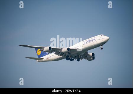 02.08.2023, Repubblica di Singapore, Singapore - Un aeromobile passeggeri Lufthansa del tipo Boeing 747-8 Jumbo Jet con registrazione D-ABYP e Th Foto Stock