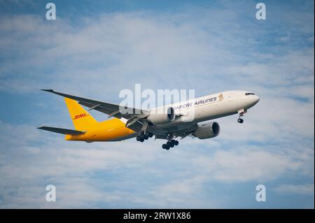 02.08.2023, Repubblica di Singapore, Singapore - cargo Singapore Airlines per conto di DHL con registrazione 9V-DHB sull'avvicinamento all'interno Changi Foto Stock