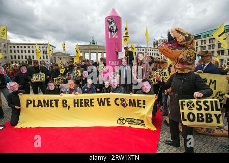 13.04.2023, Germania, Berlino, Berlino - marcia di protesta degli attivisti climatici della ribellione di estinzione - non possiamo permetterci i super ricchi. Ribellione primaverile Foto Stock