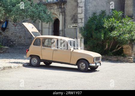 una vecchia auto francese con porta sul retro aperta Foto Stock