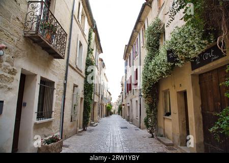 I vicoli della piccola città francese di 'Uzès' Foto Stock