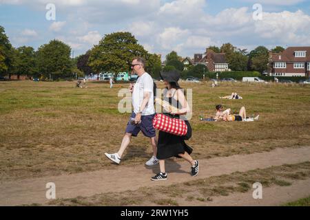 Londra Regno Unito. 16 settembre 2023 . Le persone che si godono il clima caldo di Wimbledon Common, a sud-ovest nell'ultima esplosione di sole, mentre le alte temperature dovrebbero finire domani, quando un tempo più fresco si prospetta con la pioggia. L'ondata di calore di settembre ha battuto i record di temperatura con valori massimi di 33c la scorsa settimana. .Credit amer ghazzal/Alamy Live News Foto Stock