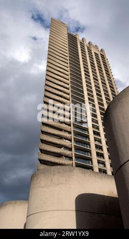 Vista esterna ad angolo basso degli appartamenti della torre Defoe House, appartamenti di lusso nella Barbican Estate nella City of London Inghilterra Regno Unito 2023 KATHY DEWITT Foto Stock