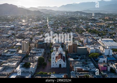 La Basilica Cattedrale del Sagrario e San Miguel è un tempio cattolico in stile rinascimentale situato nel centro storico di Santa Marta, Colombia. Foto Stock