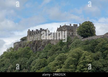 Stirling, Scozia, Regno Unito - 19 agosto 2023 - Vista laterale del Castello di Stirling arroccato sulla cima di una scogliera contro un cielo blu Foto Stock