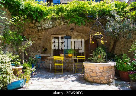 Bellissima terrazza sovracoperta di una vecchia casa in pietra ad Aiguèze (Francia). Foto Stock