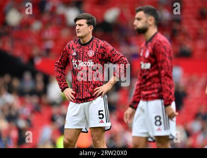 MANCHESTER, REGNO UNITO. 16 settembre 2023. Harry Maguire e Bruno Fernandes del Manchester United si riscaldano durante la partita di Premier League al VECCHIO TRAFFORD, MANCHESTER. Il credito fotografico dovrebbe leggere: Gary Oakley/Sportimage Credit: Sportimage Ltd/Alamy Live News Foto Stock