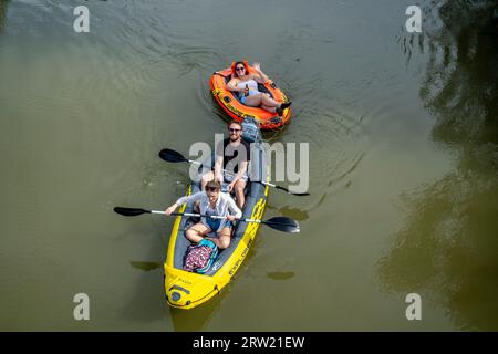 Lewes, Regno Unito. 16 settembre 2023. I giovani che remono sul fiume Ouse a Lewes, Sussex, godendosi l'ultimo sole estivo. Credito: Grant Rooney/Alamy Live News Foto Stock