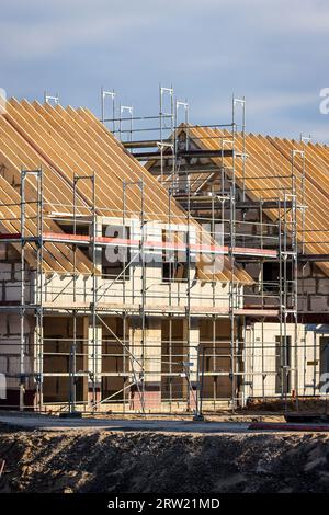 11.04.2023, Germania, Renania settentrionale-Vestfalia, Duisburg-costruzione di abitazioni in nuove zone edificabili, nuovi quartieri edificabili con case unifamiliari, Foto Stock