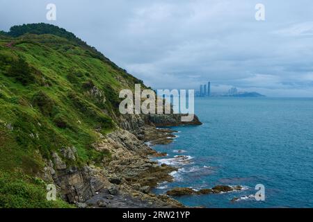 Vista della spiaggia di Haeundae e del paesaggio costiero da Oryukdo a Busan, con il mare e il cielo Foto Stock