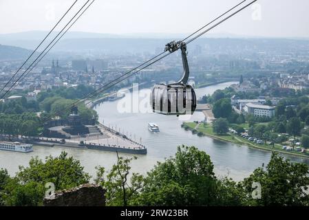 22.05.2023, Germania, Renania-Palatinato, Coblenza - Vista città Coblenza, Deutsches Eck con Kaiser-Wilhelm-Denkmal alla foce della Mosella nel Foto Stock