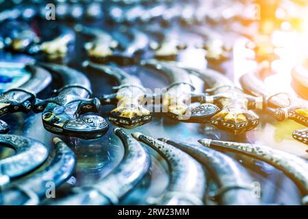 Lame e coltelli souvenir decorativi fatti a mano al mercato dei souvenir Foto Stock