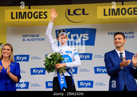 Maglia bianca di Tadej per il miglior giovane al traguardo dell'Pogačar tappa del Tour de France 2023 a Limoges. UAE Team Emirates. Foto Stock