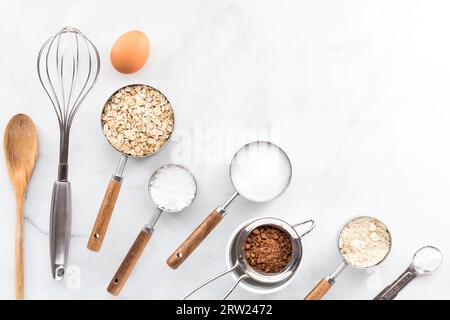 Un assortimento di utensili da forno e ingredienti con spazio per la copia sopra. Foto Stock