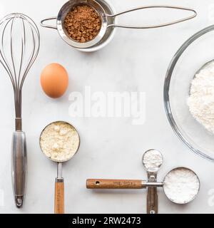 Cornice quadrata con utensili da forno e ingredienti e spazio per la copia. Foto Stock