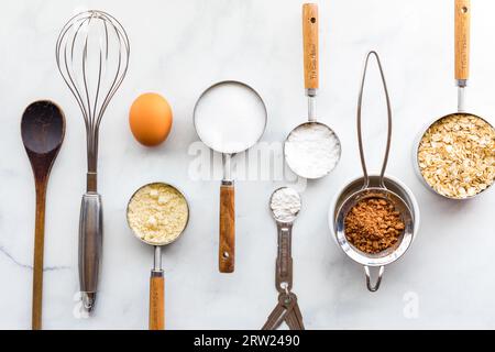 Vari utensili utilizzati per cucinare e cuocere con gli ingredienti. Foto Stock