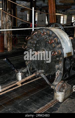 Macchina per la formazione di corde all'interno del Victorian Ropery presso il Chatham Historic Dockyard, storica fabbrica di corde dove la corda veniva prodotta per uso marittimo Foto Stock