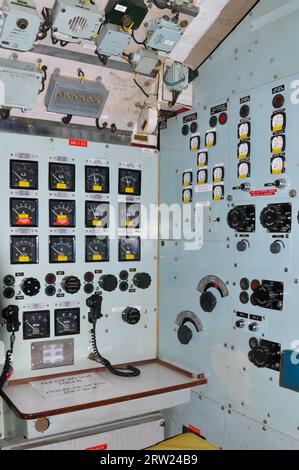 All'interno del sottomarino HMS Ocelot, presso lo storico cantiere navale di Chatham, Kent, Regno Unito. Sottomarino classe Oberon della Royal Navy varato a Chatham 1962 Foto Stock