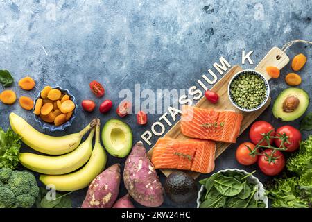 Un assortimento di alimenti ad alto contenuto di potassio con spazio di copia sopra. Foto Stock