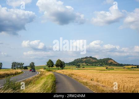 26.06.2023, Germania, Assia, Amoeneburg - strada di campagna per Amoeneburg. Amoeneburg è una piccola città nel distretto di Marburg-Biedenkopf nel centro dell'Assia. Foto Stock