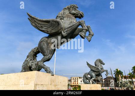 Cartagena, Colombia - 17 aprile 2022: Statue di Pegasus al Pegasus Wharf di Cartagena, Colombia Foto Stock