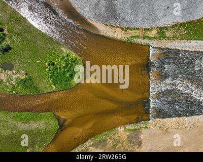 20.07.2023, Germania, Renania settentrionale-Vestfalia, Dinslaken - Renaturazione dell'Emscher. Il nuovo fiume Emscher sfocia nel Reno. Lo sbocco dell'Emscher Foto Stock