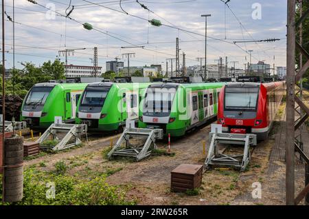 15.07.2023, Germania, Renania settentrionale-Vestfalia, Essen - S-Bahn i treni si trovano su un fianco alla fermata della stazione principale di Essen. 00X230715D001CAROEX.JPG Foto Stock