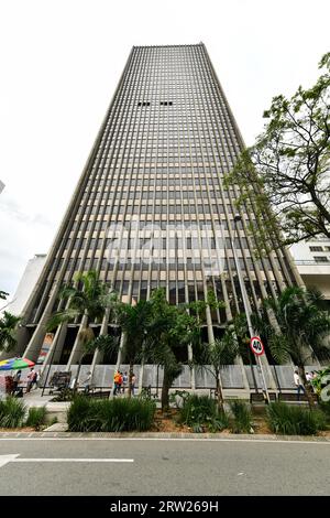 Medellin, Colombia - 15 aprile 2022: Edificio Coltejer, fu costruito sul teatro antico e l'Europa hotel Junin, a partire dal 1968 e terminando il quarto Foto Stock