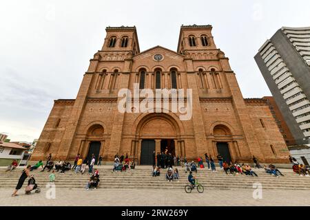 Bogotà, Colombia - 15 aprile 2022: Cattedrale metropolitana di Medellin ufficialmente cattedrale metropolitana Basilica dell'Immacolata Concezione. Foto Stock