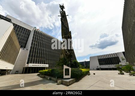 Medellin, Colombia - 15 aprile 2022: Centro amministrativo di Alpujarra, edifici governativi complessi urbani e Monumento alla corsa a Medellin, Colombia. Foto Stock
