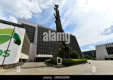 Medellin, Colombia - 15 aprile 2022: Centro amministrativo di Alpujarra, edifici governativi complessi urbani e Monumento alla corsa a Medellin, Colombia. Foto Stock