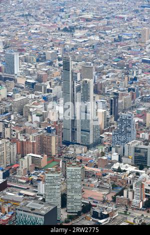 Bogotà, Colombia - 12 aprile 2022: Vista panoramica del centro di Bogotà e BD Bacatá Torre Sur, l'edificio più alto della Colombia dal Monserrate Hill i. Foto Stock