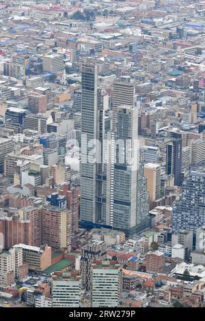 Bogotà, Colombia - 12 aprile 2022: Vista panoramica del centro di Bogotà e BD Bacatá Torre Sur, l'edificio più alto della Colombia dal Monserrate Hill i. Foto Stock