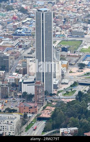 Bogotà, Colombia - 12 aprile 2022: Vista panoramica del centro di Bogotà e di Torre Colpatria in Colombia dalla collina di Monserrate in Colombia. Foto Stock