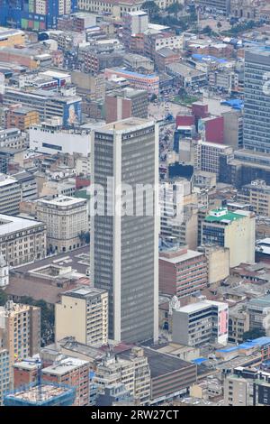 Bogotà, Colombia - 12 aprile 2022: Vista panoramica del centro di Bogotà e di Torre Colpatria in Colombia dalla collina di Monserrate in Colombia. Foto Stock
