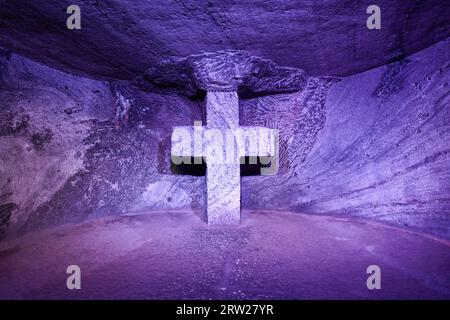 La cattedrale di sale di Zipaquira chiesa cattolica romana sotterranea costruita all'interno dei tunnel di una miniera di sale a 200 m sotto una montagna halite vicino a t Foto Stock