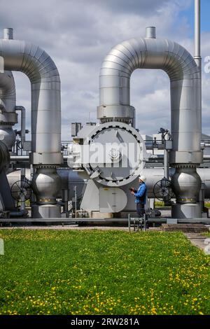 07.08.2023, Germania, Renania settentrionale-Vestfalia, Werne - stazione di compressione per gas naturale e in futuro anche idrogeno. Con il suo percorso di formazione H2, Open Foto Stock