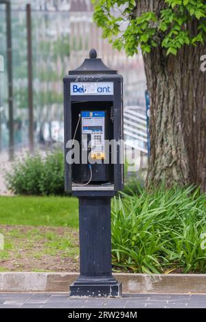 BELL ALIANT Coin gestiva una cabina telefonica pubblica a pagamento per chiamate locali e interurbane. Telefono pubblico vecchio stile. HALIFAX, NUOVA SCOZIA, CANADA Foto Stock