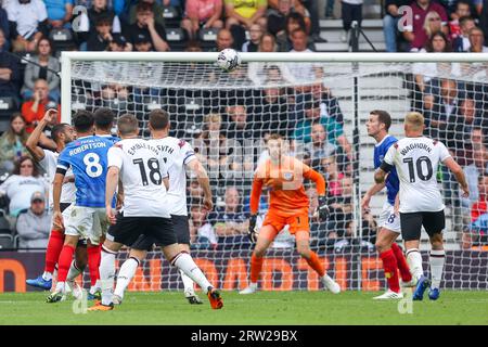 Derby, Regno Unito. 16 settembre 2023. Derby County stampa l'attacco verso la fine del primo tempo durante la partita EFL Sky Bet League 1 tra Derby County e Portsmouth al Pride Park Stadium, Derby, Inghilterra il 16 settembre 2023. Foto di Stuart Leggett. Solo per uso editoriale, licenza necessaria per uso commerciale. Nessun utilizzo in scommesse, giochi o pubblicazioni di un singolo club/campionato/giocatore. Credito: UK Sports Pics Ltd/Alamy Live News Foto Stock