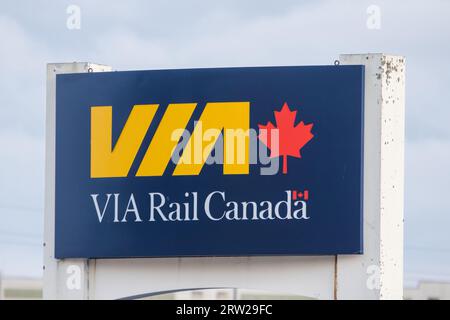 Banner con logo VIA Rail Canada presso la stazione ferroviaria Inter-City di Halifax. Halifax forma il transcontinentale orientale della VIA Rail che collega Montreal ad Halifax Foto Stock