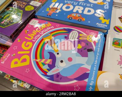 BIG UNICORN LITTLE UNICORN Pre-Kindergarten Children nursery story book. I bambini piccoli giocano a libro. Foto Stock