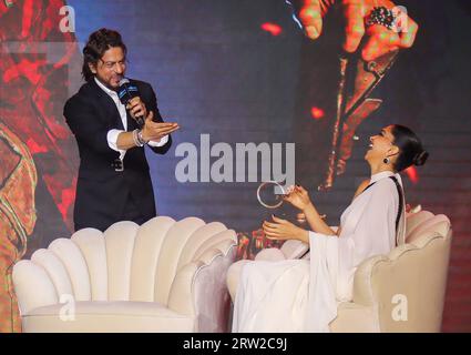 Mumbai, Maharashtra, India. 15 settembre 2023. Gli attori di Bollywood Shah Rukh Khan e Deepika Padukone parlano durante un evento per celebrare il successo del loro film "Jawan" a Mumbai, India, il 15 settembre 2023. (Immagine di credito: © Niharika Kulkarni/ZUMA Press Wire) SOLO USO EDITORIALE! Non per USO commerciale! Crediti: ZUMA Press, Inc./Alamy Live News Foto Stock