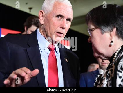 Bedford, N.H., USA, 5 agosto 2023: L'ex vicepresidente Mike Pence parla con un elettore durante la sua campagna elettorale per il presidente Andrew Cline. Foto Stock