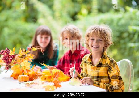 Decorazioni autunnali per la casa. Arte e artigianato autunnale. Casa decorata per famiglie con colorato striscione di foglie d'acero. Giorno del Ringraziamento o festa di Halloween Foto Stock