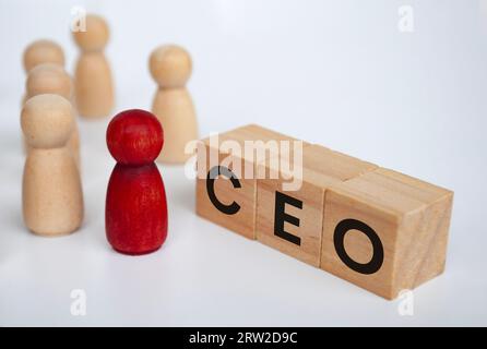 Testo del CEO su blocchi di legno con figura in legno che rappresenta il leader. Concetto di leadership. Foto Stock