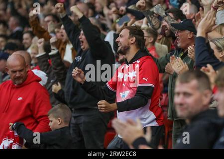 I tifosi di Barnsley celebrano un gol segnato da Devante Cole #44 di Barnsley per raggiungere il 2-0 durante la partita di Sky Bet League 1 Barnsley vs Burton Albion a Oakwell, Barnsley, Regno Unito, 16 settembre 2023 (foto di Alfie Cosgrove/News Images) Foto Stock