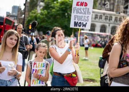 Londra, Regno Unito. 16 settembre 2023. Gli attivisti di Extinction Rebellion firmano a An End Fossils Fuels protestano in Piazza del Parlamento. Eventi simili si stanno svolgendo a livello internazionale in vista del vertice delle Nazioni Unite sull’ambizione climatica del 20 settembre a New York. Crediti: Stephen Chung / Alamy Live News Foto Stock