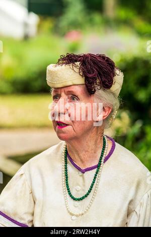 Foto ravvicinata di testa e spalle di una donna anziana vestita in costume del periodo vittoriano e di un cappello da portabagagli al Broadstairs Dickens Festival. Foto Stock