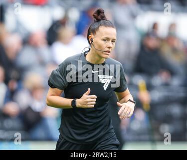 Derby, Regno Unito. 16 settembre 2023. L'arbitro, Rebecca Welch ha immaginato di riscaldarsi davanti alla partita EFL Sky Bet League 1 tra Derby County e Portsmouth al Pride Park Stadium, Derby, Inghilterra il 16 settembre 2023. Foto di Stuart Leggett. Solo per uso editoriale, licenza necessaria per uso commerciale. Nessun utilizzo in scommesse, giochi o pubblicazioni di un singolo club/campionato/giocatore. Credito: UK Sports Pics Ltd/Alamy Live News Foto Stock